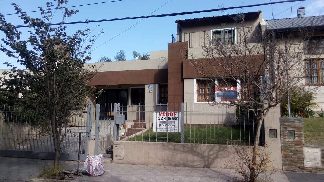 Venta Casa de 3 dormitorios en Barrio Parque Chacabuco. - Imagen 1