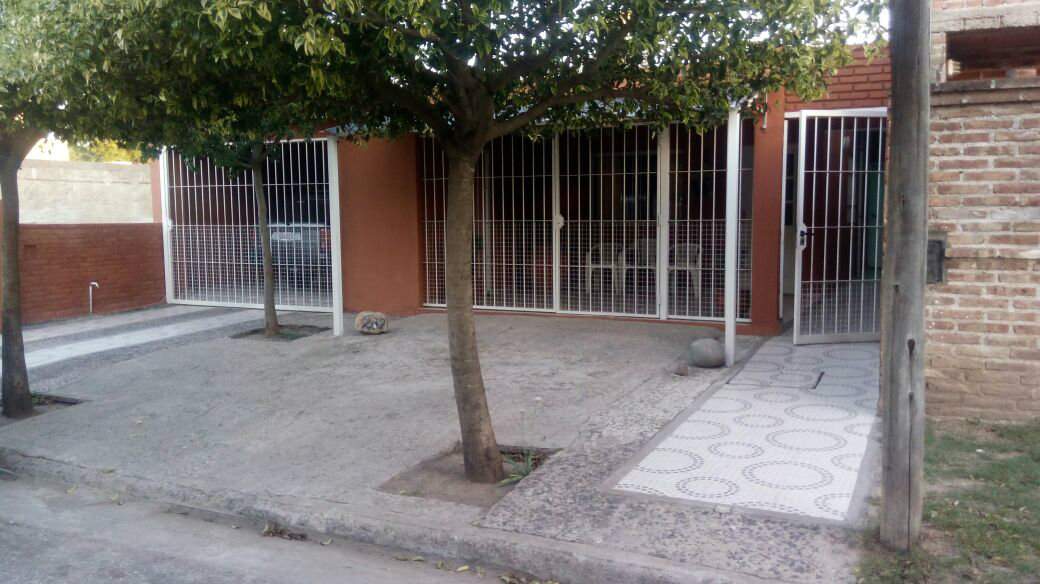 Venta casa en muy buen estado de 3 dormitorios en Barrio los Robles. - Imagen 1