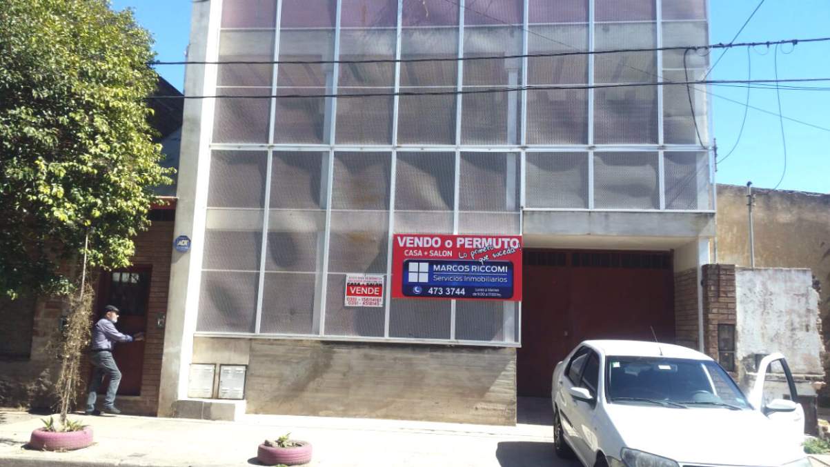 Venta de 2 oficinas, 1 salón, 1 departamento de 3 dormitorios y 1 mono ambiente en Barrio General Bustos - Imagen 1