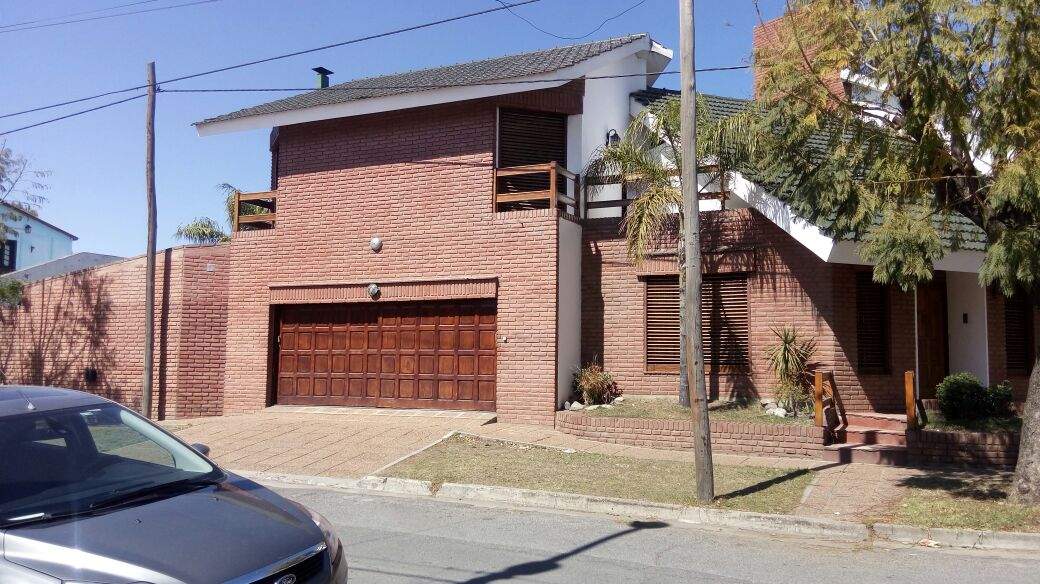 Se vende casa esquina de 4 dormitorios mas escritorio en Barrio San Salvador. - Imagen 1
