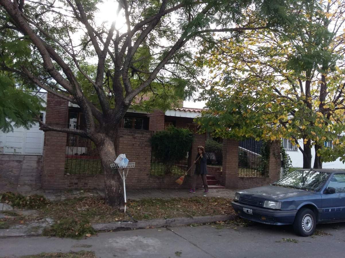 Se vende casa de 3 dormitorios en Barrio Cerro de las Rosas. - Imagen 1