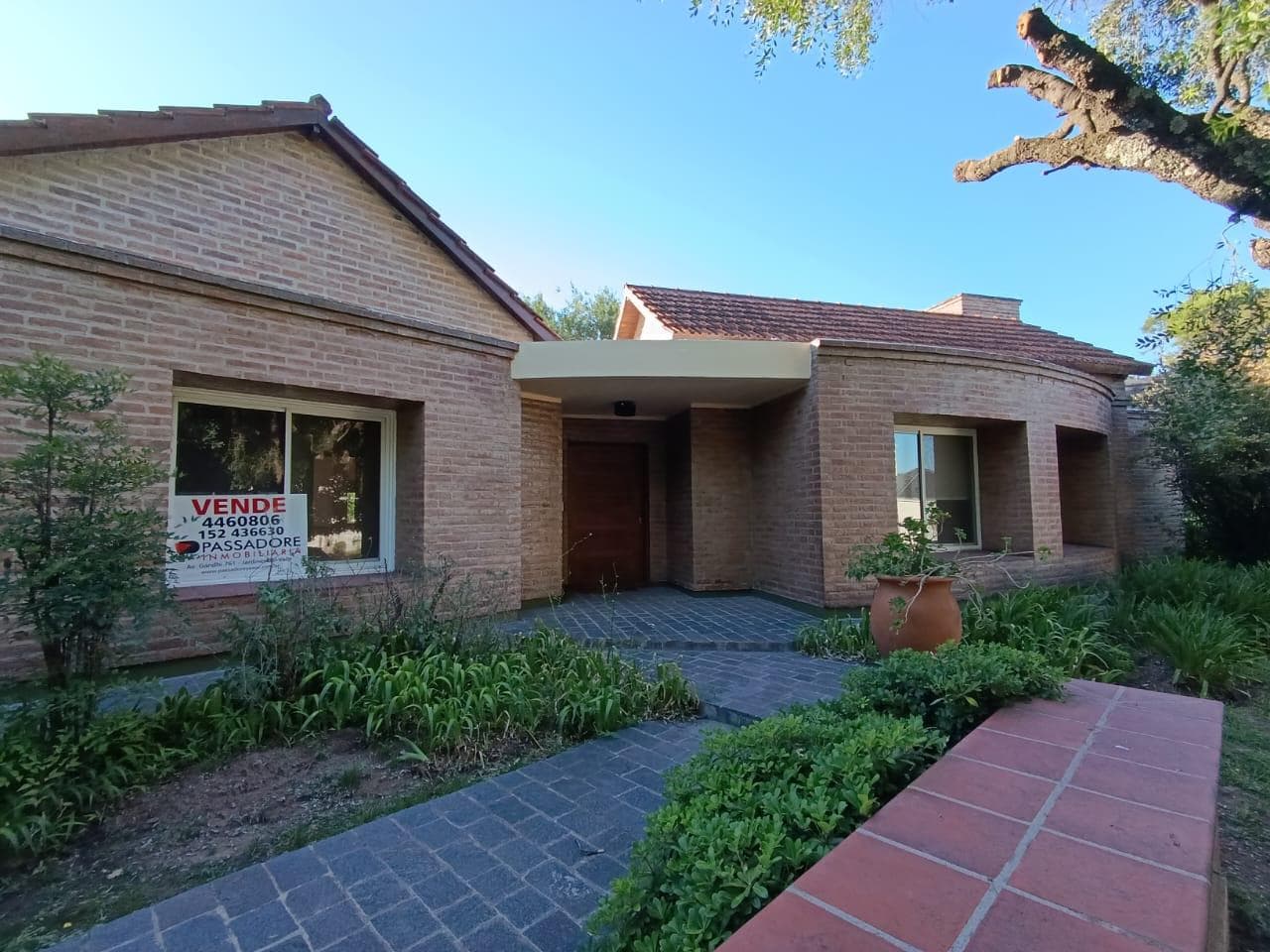 Se vende CASA en Barrio Country Lomas de la Carolina, calle Av. Ejercito Argentina - Imagen 1