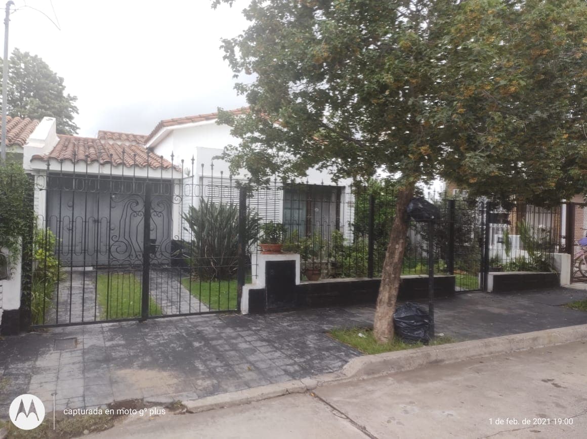 Venta CASA en Barrio Villa Centenario, calle Andrés Aramburu - Imagen 1