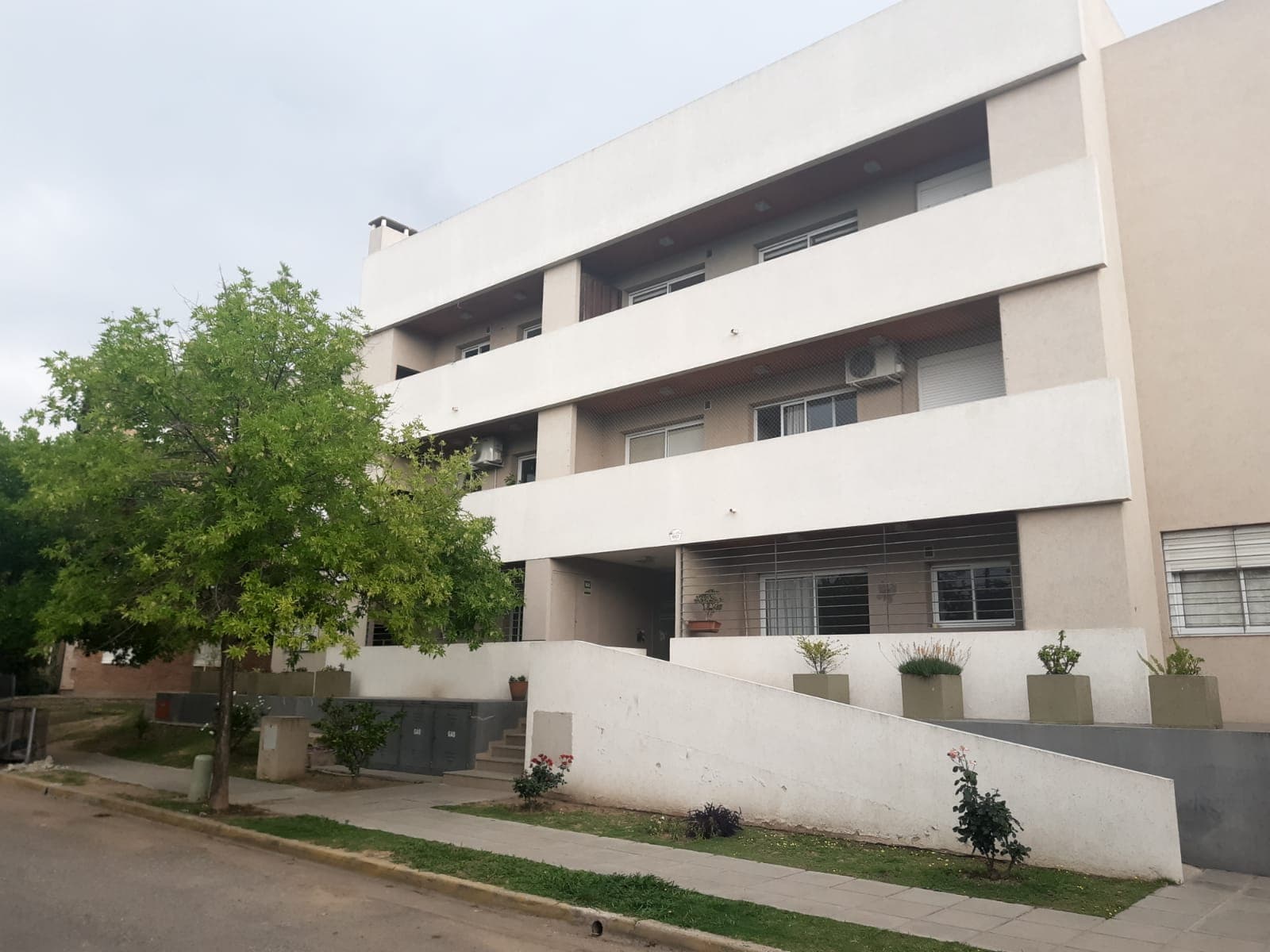 Venta COCHERA en Complejo IVIFA Edif. Urbano 3, Barrio Lomas del Chateau, calle Av. Carcano - Imagen 1