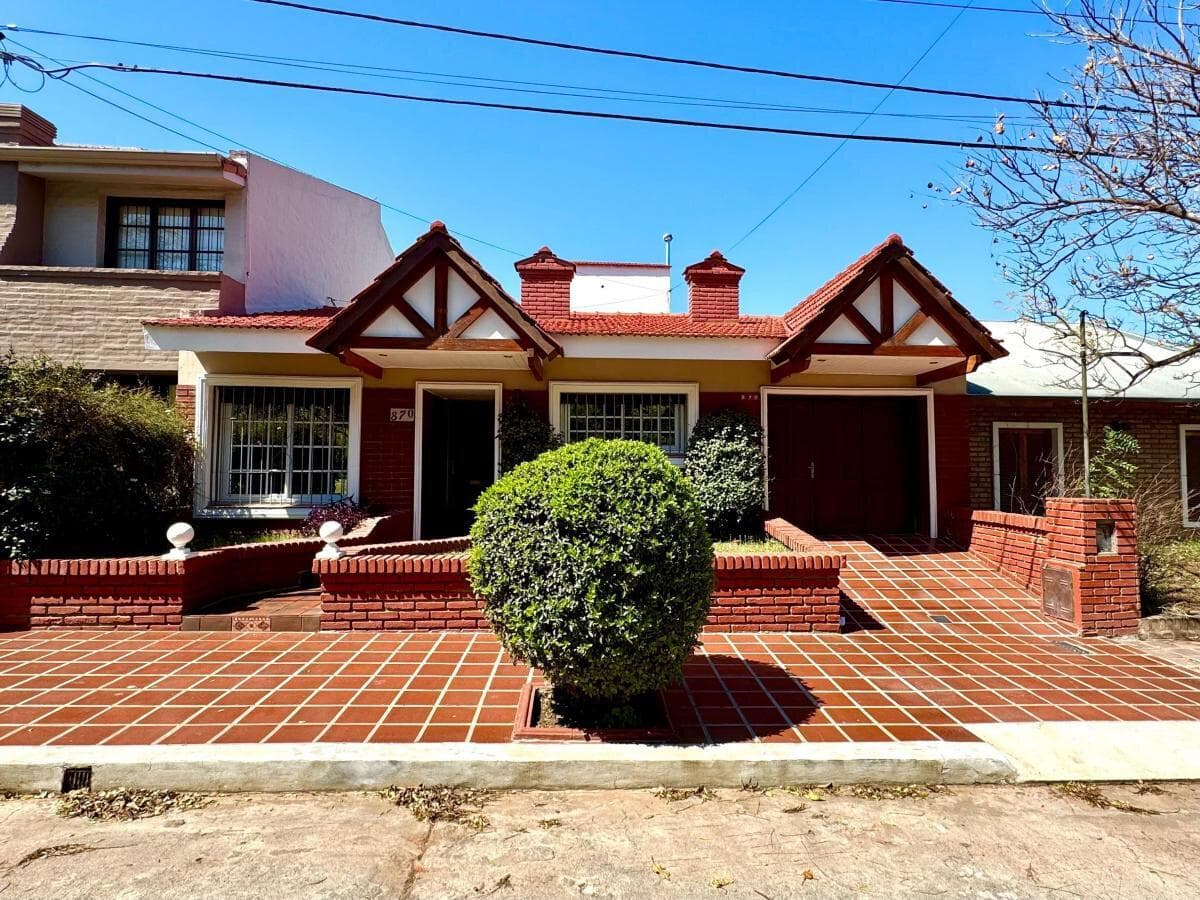 Casa en Venta en Barrio Urca  Frente a Plaza - Imagen 1