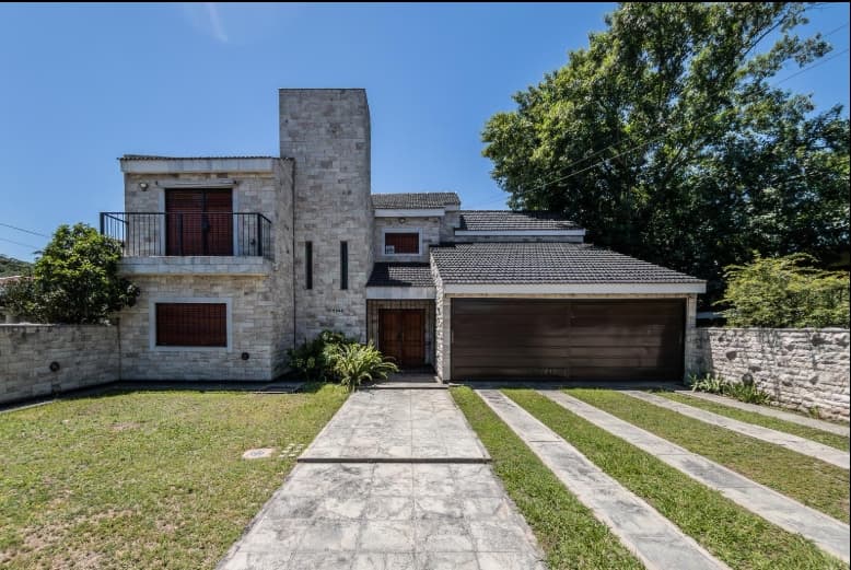 Casa en venta en Villa Belgrano  Amplia, con gran parque y piscina - Imagen 1