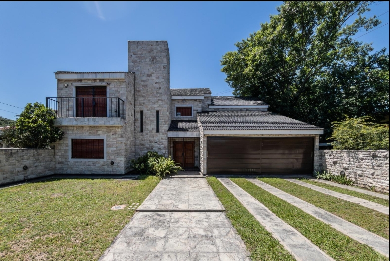 Casa en venta en Villa Belgrano  Amplia, con gran parque y piscina - Imagen 1