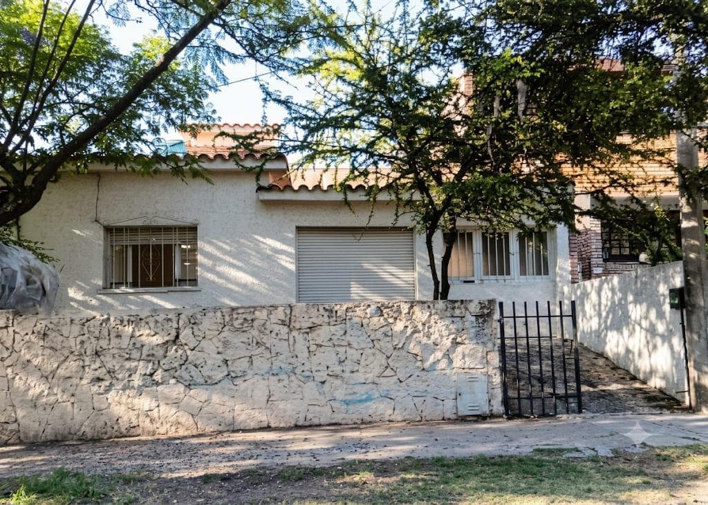 VENTA  CASA EN PARQUE VÉLEZ SARSFIELD - Imagen 1