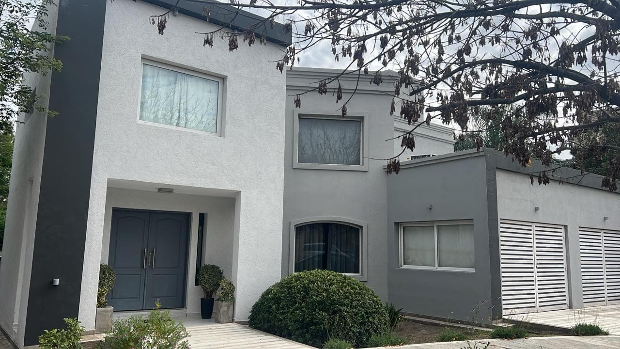 VENTA  CASA DE CATEGORÍA EN BARRIO LAS CIGARRAS - Imagen 1