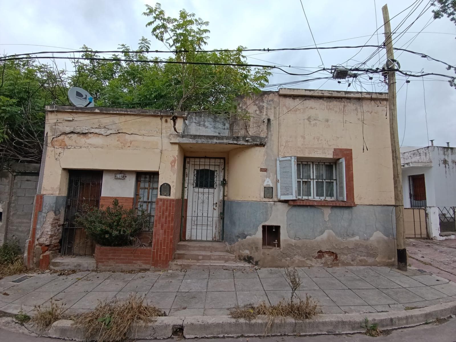 CASA A DEMOLER EN VENTA  BARRIO GEMES - Imagen 1