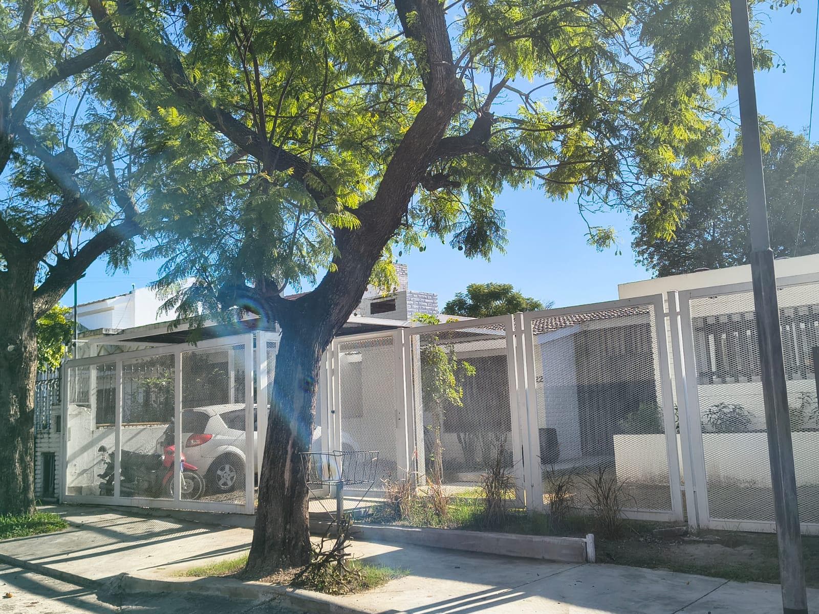 VENTA CASA CON PILETA A METROS DEL PARQUE DE LAS NACIONES - Imagen 1