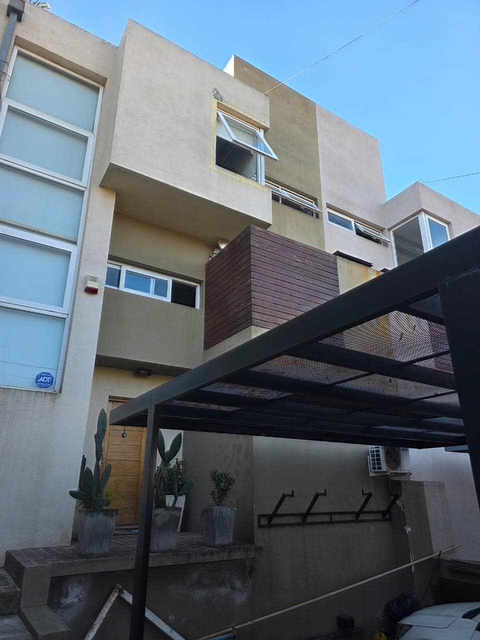 ALQUILER TRÍPLEX  EN BARRIO RESIDENCIAL SAN JOSÉ - Imagen 1