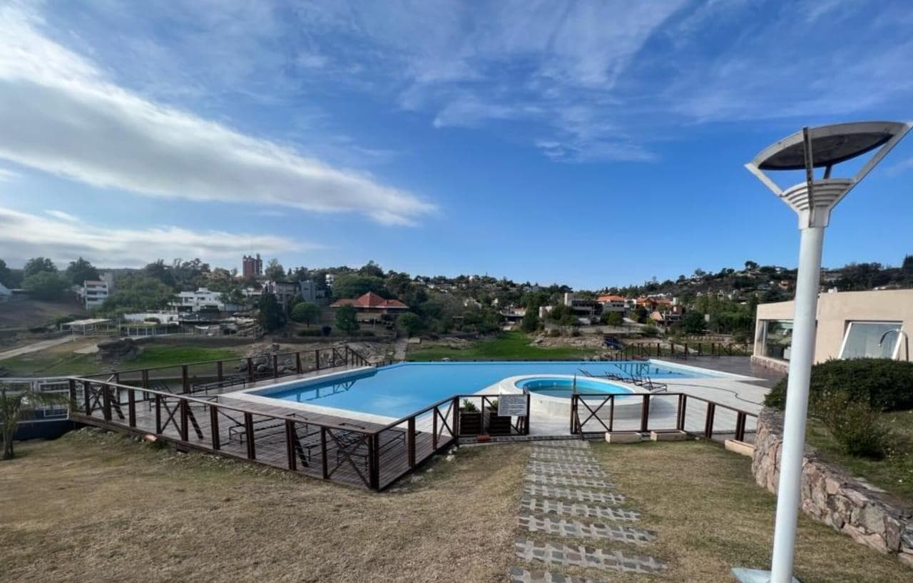 VENTA CASA  EN RESIDENCIAS DEL LAGO  VILLA CARLOS PAZ - Imagen 1