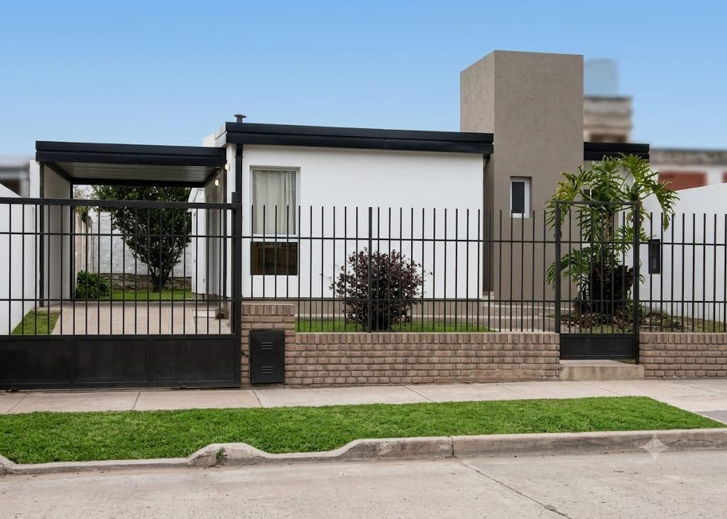 VENTA CASA DE 3 DORMITORIOS EN BARRIO DON BOSCO - Imagen 1