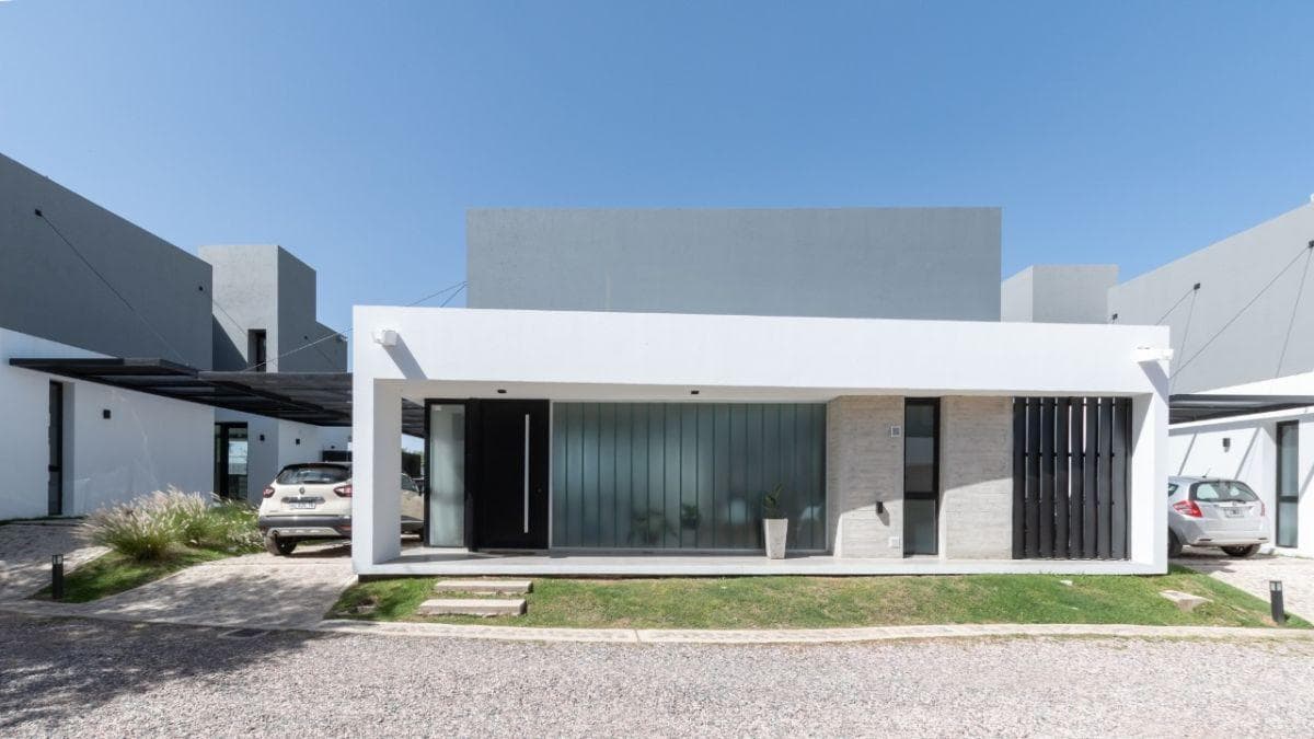 VENTA  CASA  EN HOUSING LA CAROLINA H3  ZONA NORTE - Imagen 1