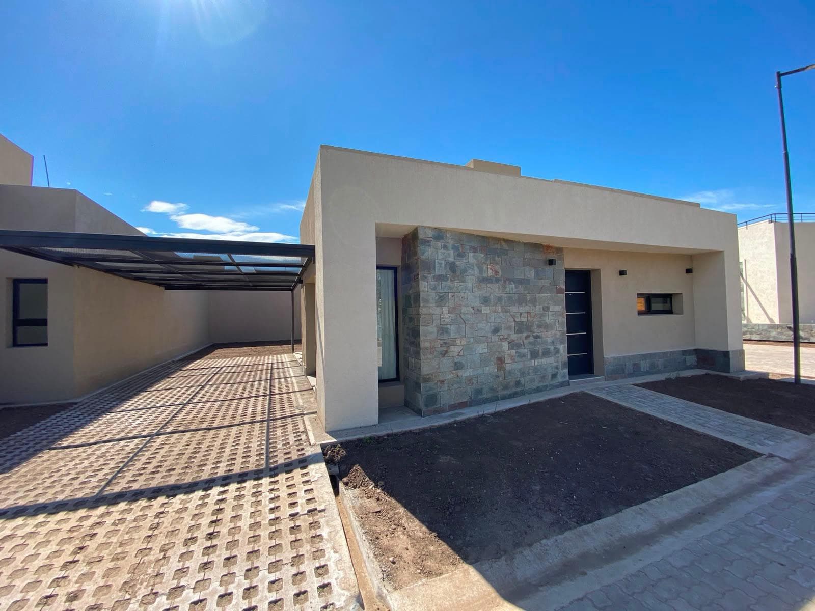 VENTA  CASA EN HOUSING SOBRE RUTA E53  A 5 MINUTOS DE VILLA ALLENDE