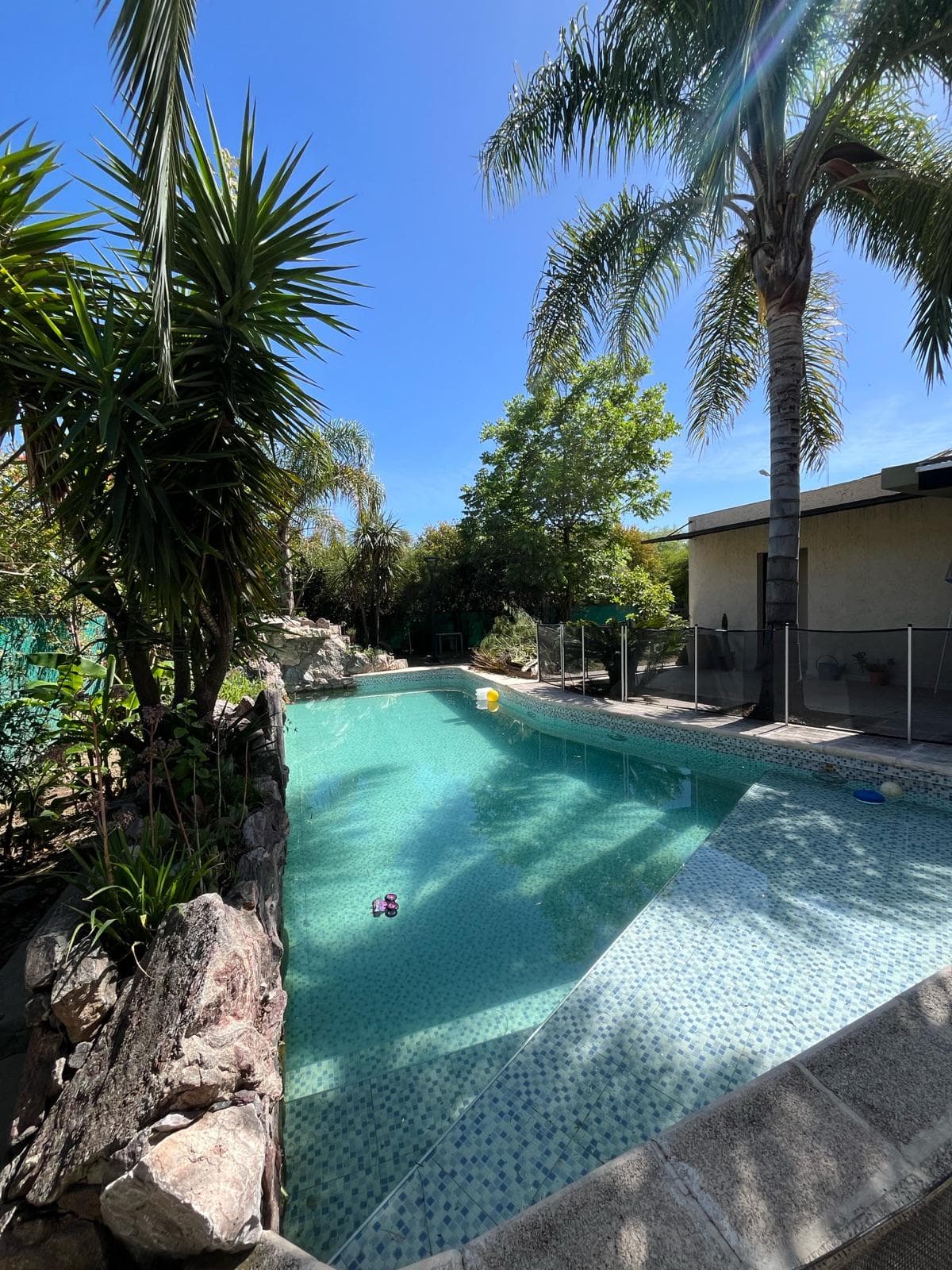VENTA  IMPONENTE CASA DE CATEGORÍA EN JARDÍN INGLÉS  VALLE ESCONDIDO - Imagen 1