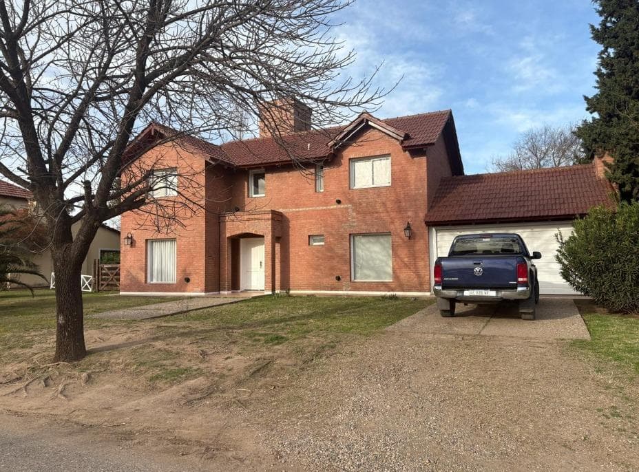 VENTA  CASA 4 DORMITORIOS EN COUNTRY SAN ISIDRO  VILLA ALLENDE - Imagen 1