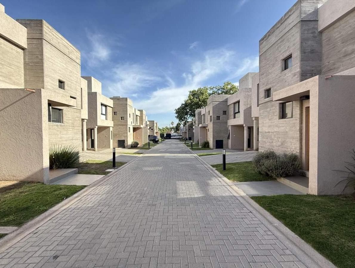 VENTA  DÚPLEX  EN HOUSING CASA NORTE  ARGELLO - Imagen 1