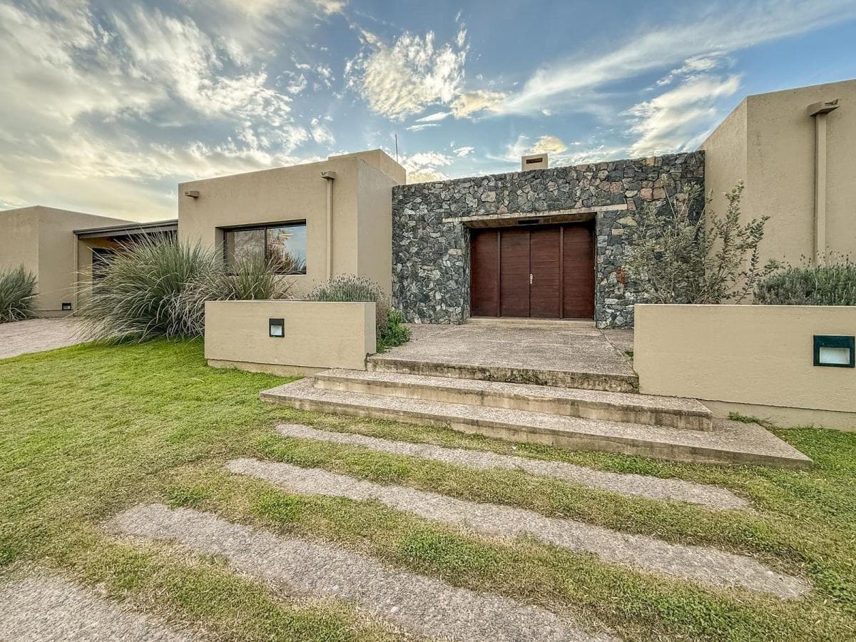 VENTA CASA DE CATEGORÍA EN LA SERENA  MENDIOLAZA - Imagen 1