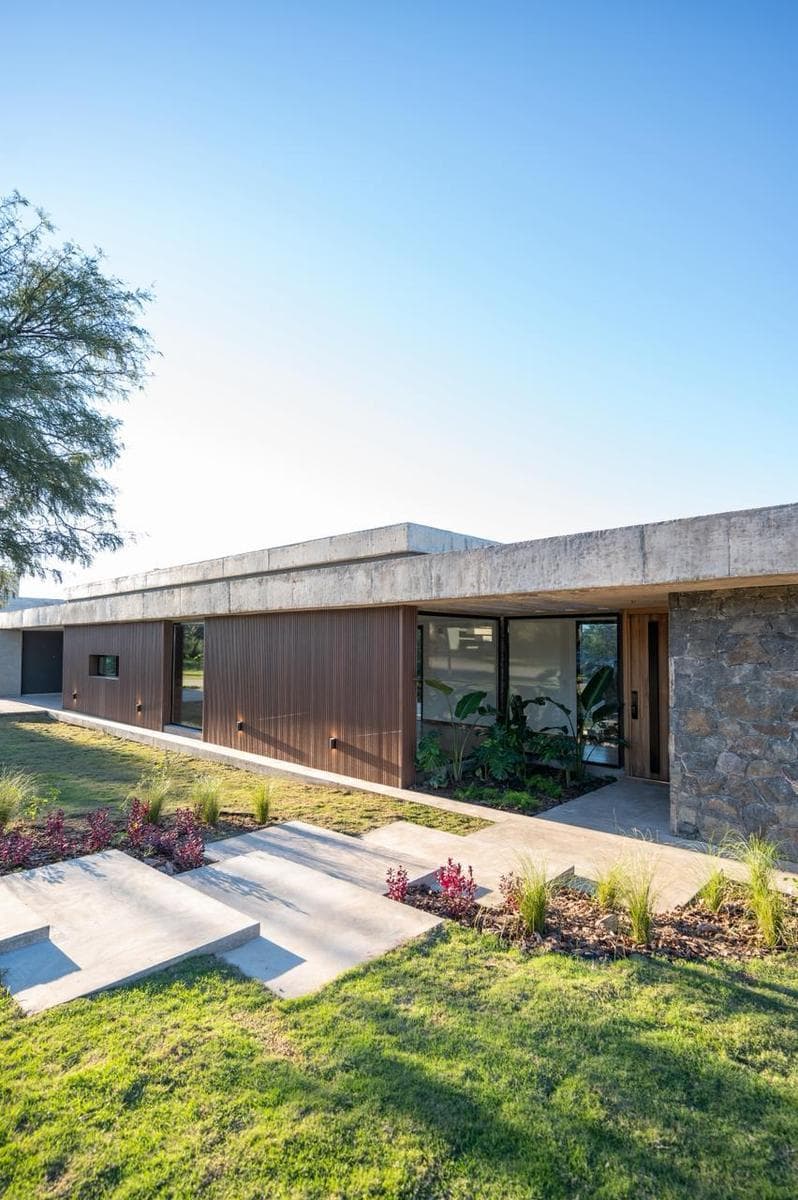 VENTA  CASA DE CATEGORÍA A ESTRENAR  ESTANCIA EL TERRÓN - Imagen 1